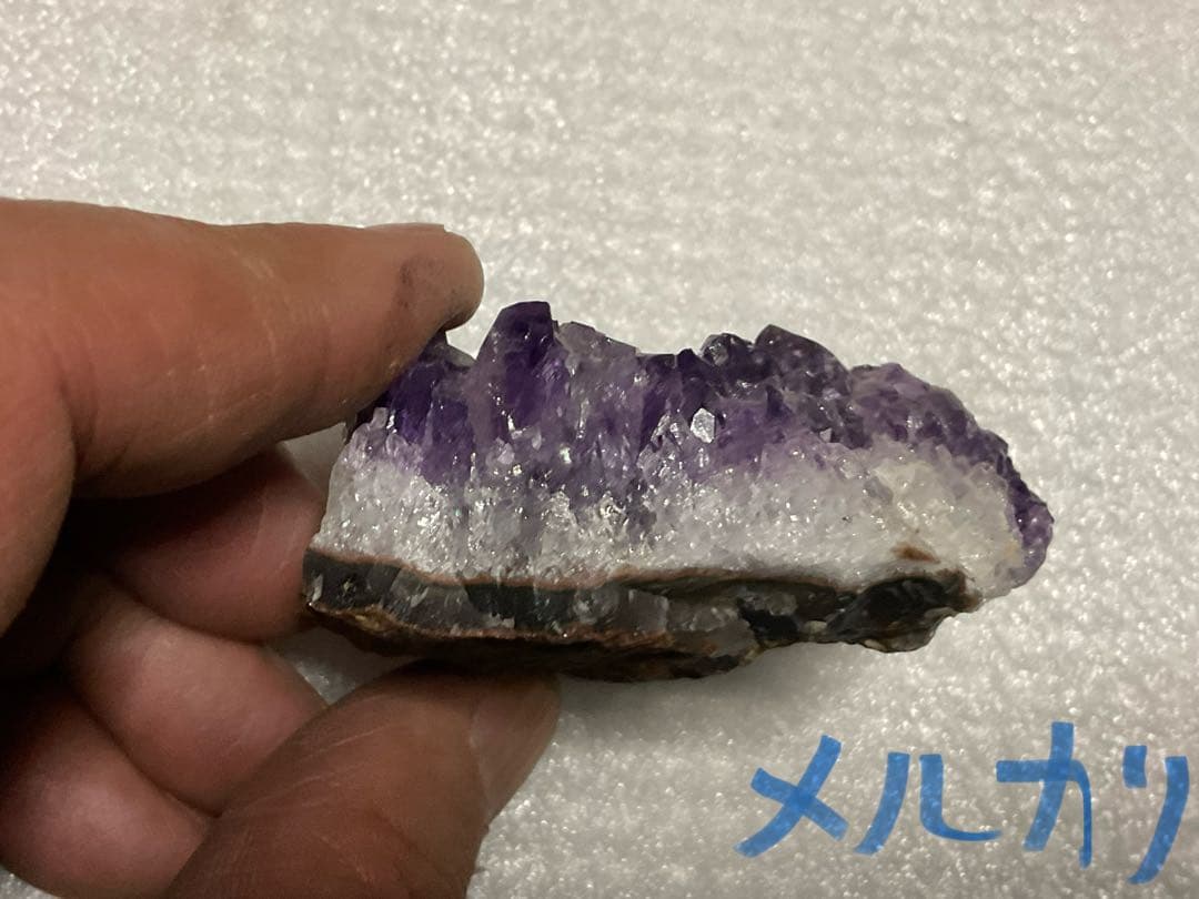 紫水晶。エメラルド。【綺麗な鉱石となります。お部屋のインテリアとかに如何ですか】