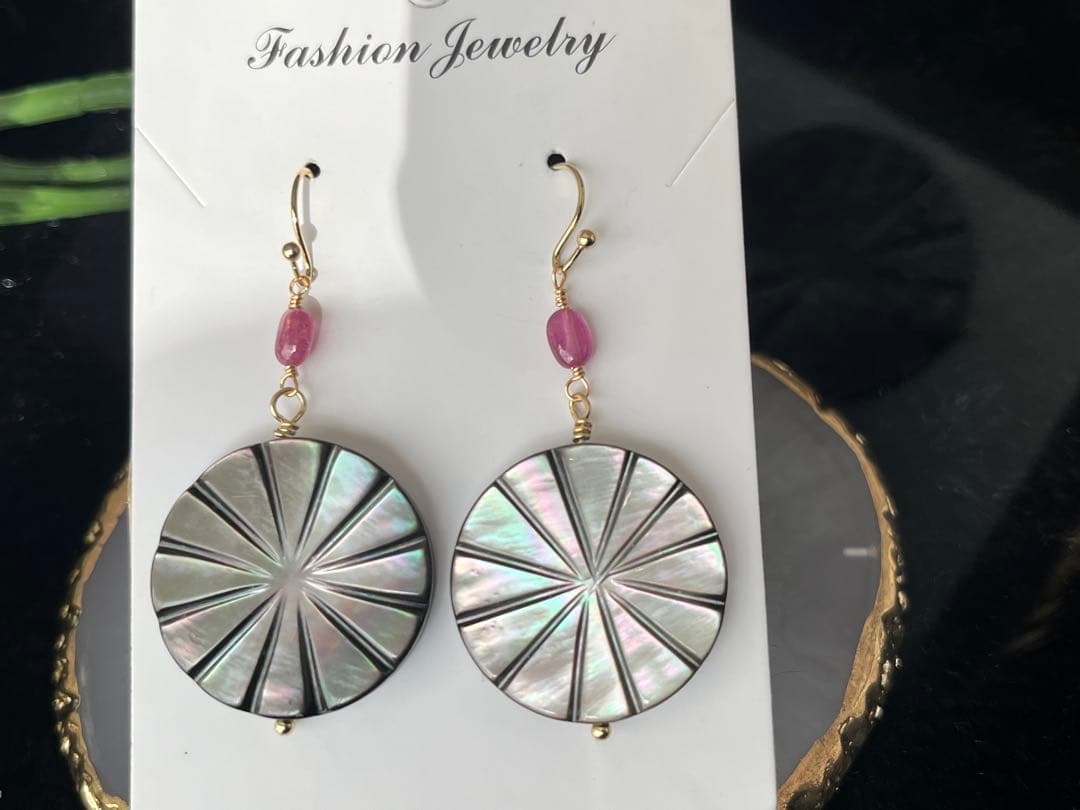 14kgfシェルのカービングとルビーのピアス