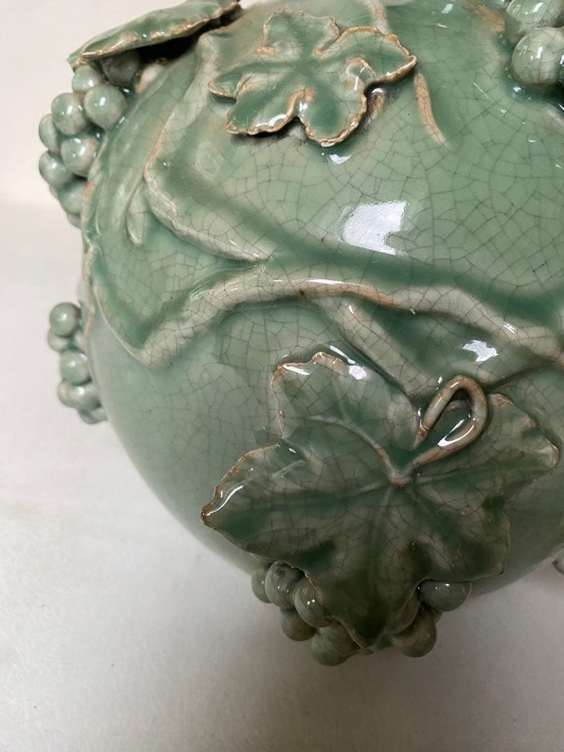 壺　緑色　陶磁器　葡萄　青磁　景徳鎮　貫入　花瓶　骨董　アンティーク