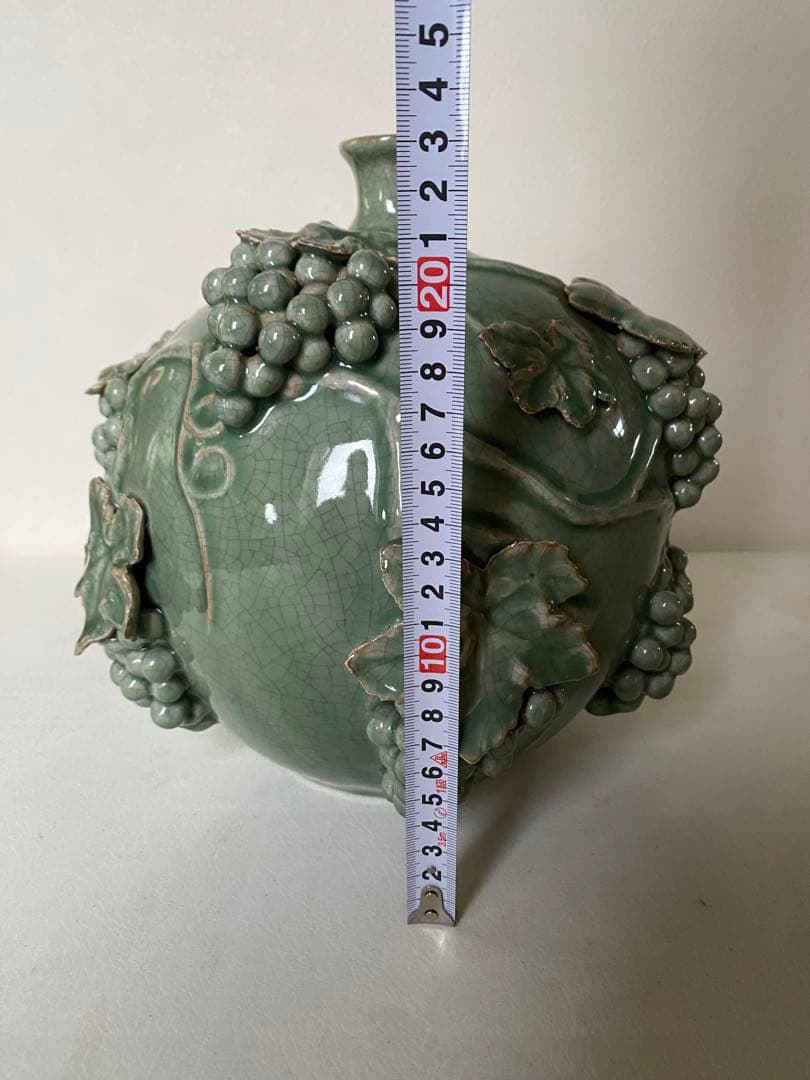 壺　緑色　陶磁器　葡萄　青磁　景徳鎮　貫入　花瓶　骨董　アンティーク
