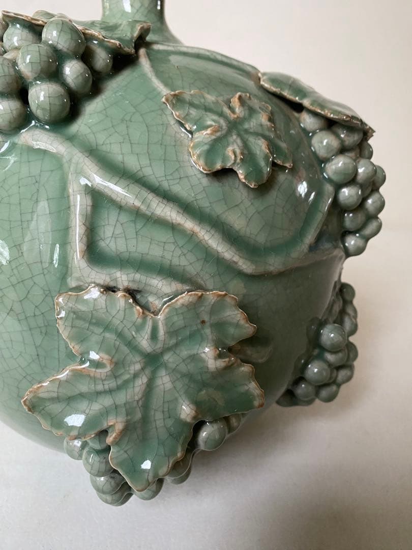 壺　緑色　陶磁器　葡萄　青磁　景徳鎮　貫入　花瓶　骨董　アンティーク