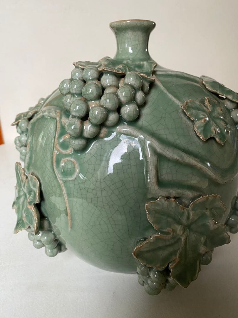 壺　緑色　陶磁器　葡萄　青磁　景徳鎮　貫入　花瓶　骨董　アンティーク