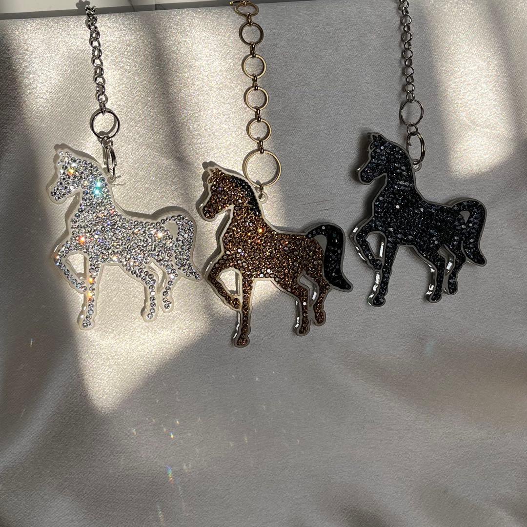 スワロフスキー 黒 馬 キーホルダー ハンドメイド 馬のチャーム 丙午午年