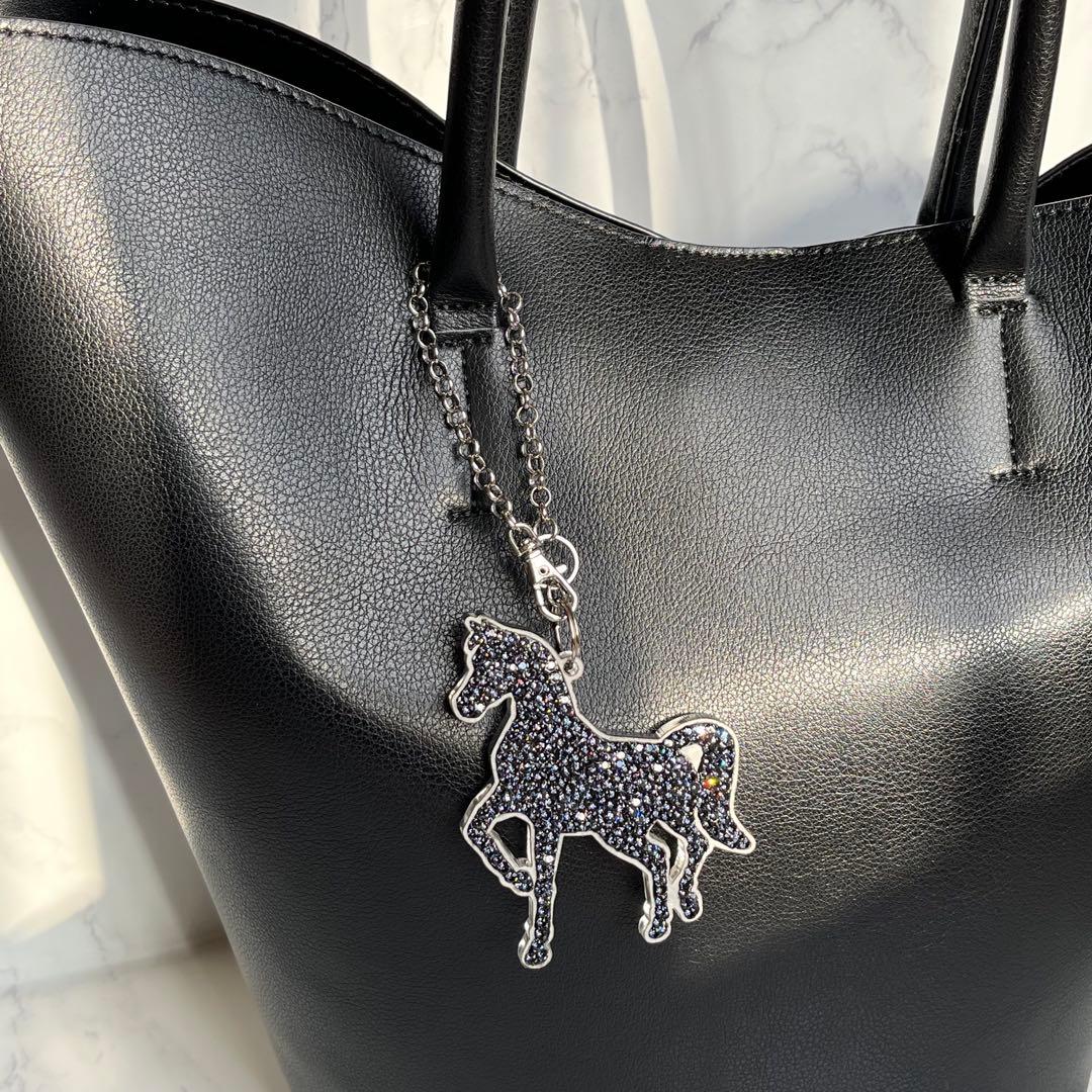 スワロフスキー 黒 馬 キーホルダー ハンドメイド 馬のチャーム 丙午午年