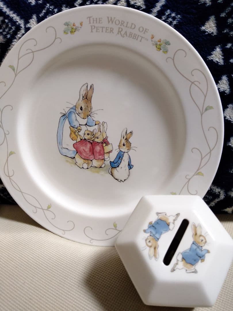 美品　ピーターラビットの貯金箱と大皿　箱付