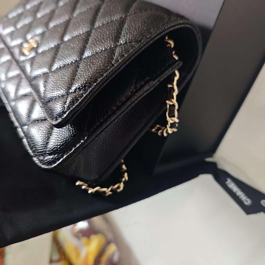 キルティングデザインのブラックレザーショルダーバッグ、ゴールドチェーン付き。