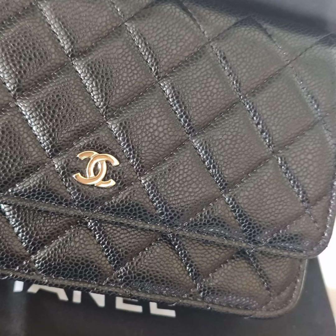 キルティングデザインのブラックレザーショルダーバッグ、ゴールドチェーン付き。