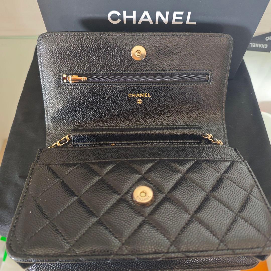 キルティングデザインのブラックレザーショルダーバッグ、ゴールドチェーン付き。