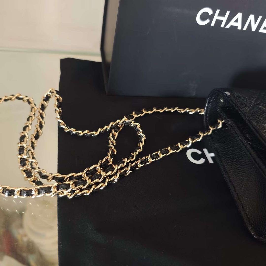 キルティングデザインのブラックレザーショルダーバッグ、ゴールドチェーン付き。