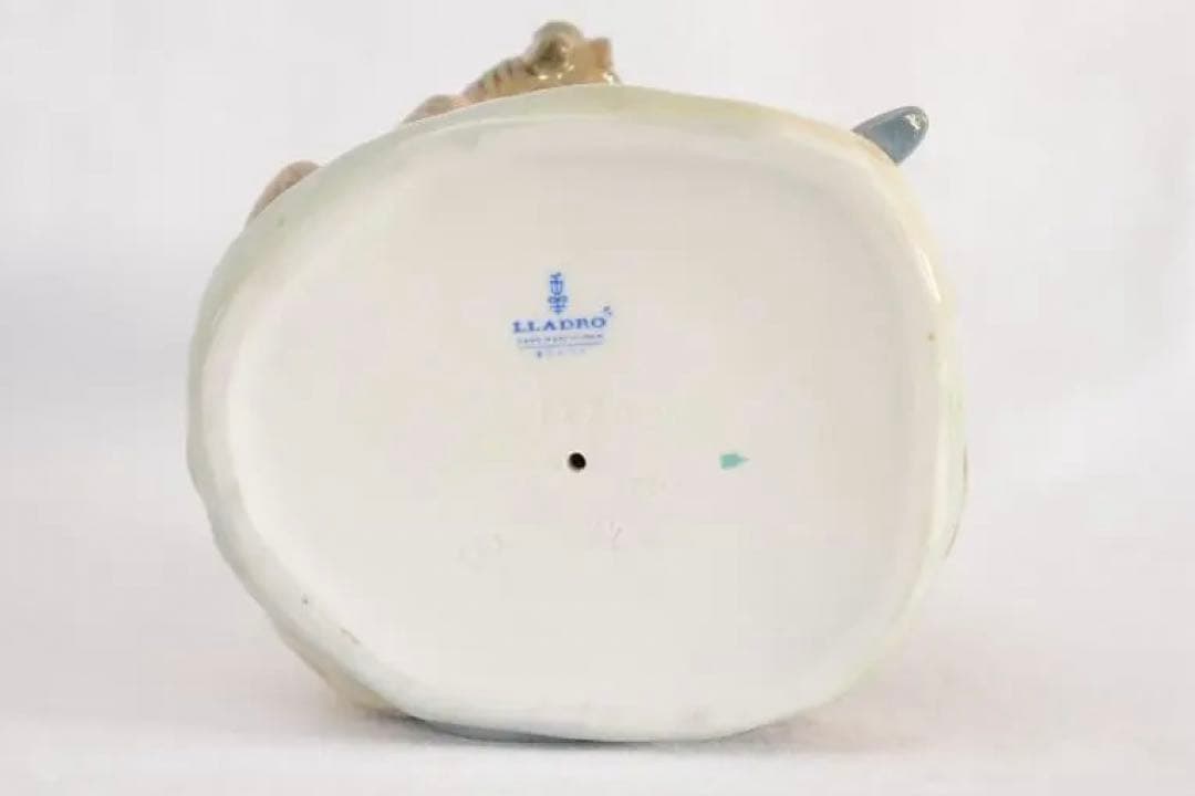 お値下げしました。リヤドロ製LLADRO「子羊を抱く少女」陶器人形