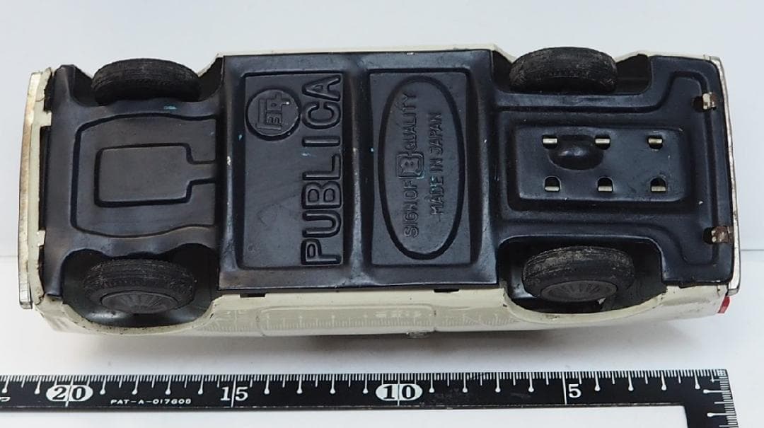 萬代屋【トヨタ パブリカ 白ホイルキャップ交換】ブリキtin toy car箱