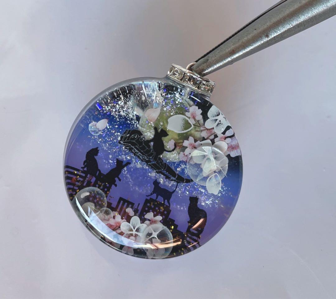 展示用/都会の夜空を走る列車と子猫達　梅の花　蓄光　オルゴナイトネックレス