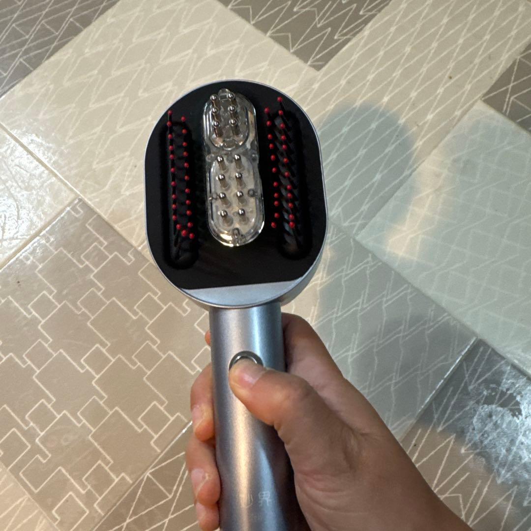 LEDスカルプブラシ エルゴノミックデザイン