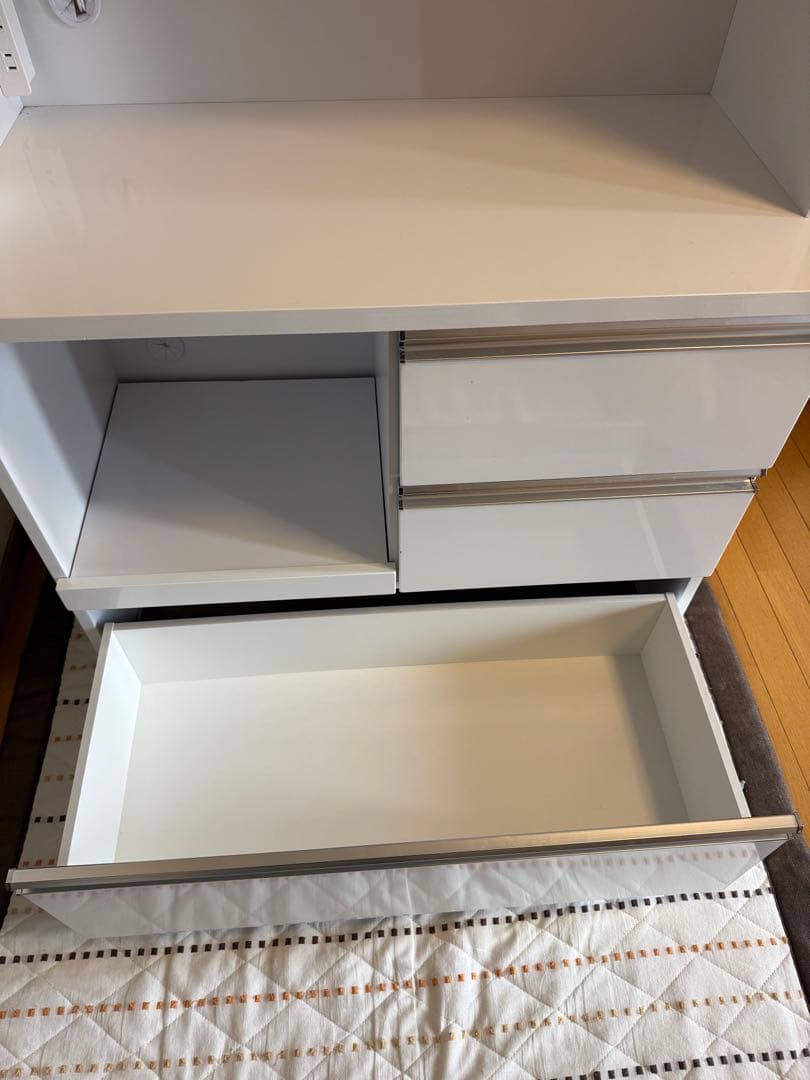 ホワイト食器棚 ガラス扉付き 中型