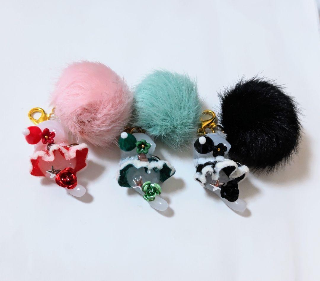 スカートじゃれネコちゃんファー付きチャーム✨