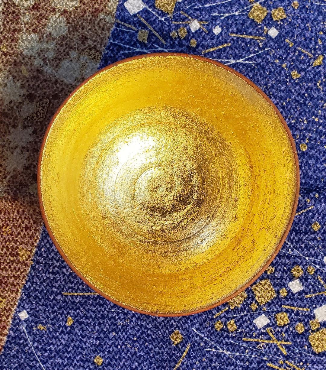 新品) 信楽焼 抹茶茶碗 ～金細工～