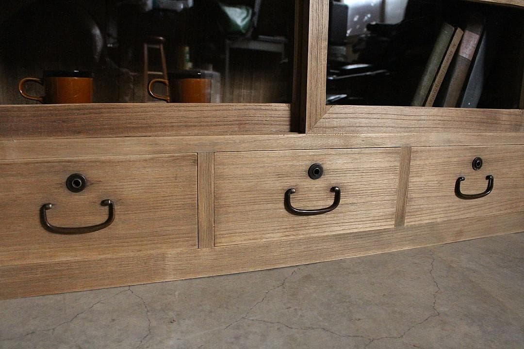 古いガラス戸棚×木製小引き出し3杯　ローチェスト　食器棚　古家具