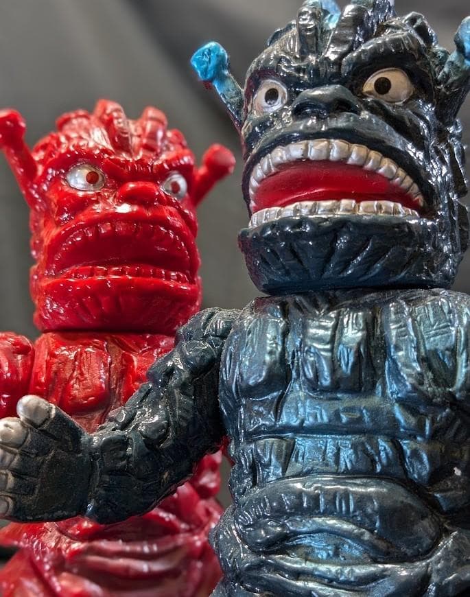 ダストマン黒色＆赤色「スペクトルマン」登場怪獣（マスダヤ復刻）ソフビ２体セット