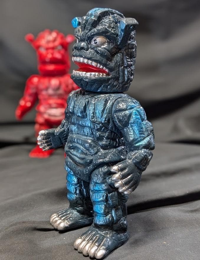 ダストマン黒色＆赤色「スペクトルマン」登場怪獣（マスダヤ復刻）ソフビ２体セット