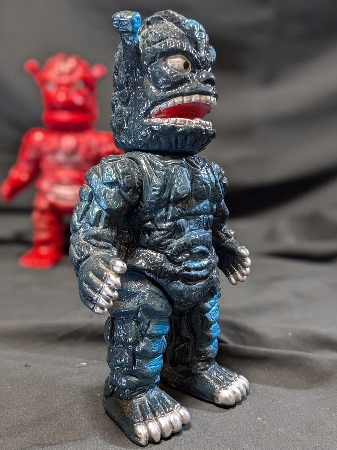 ダストマン黒色＆赤色「スペクトルマン」登場怪獣（マスダヤ復刻）ソフビ２体セット