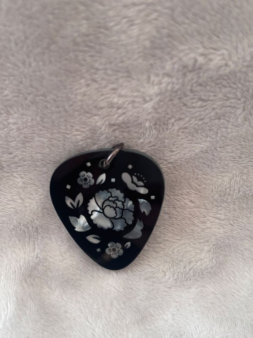 BTS ユンギ SUGA AgustD D-DAY ギターピックチャームのみ - メルカリ