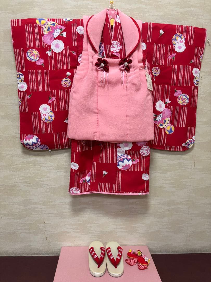 七五三　3歳女の子　着物・被布セット　赤とピンク　可愛い手鞠　桜　鹿子柄　新品