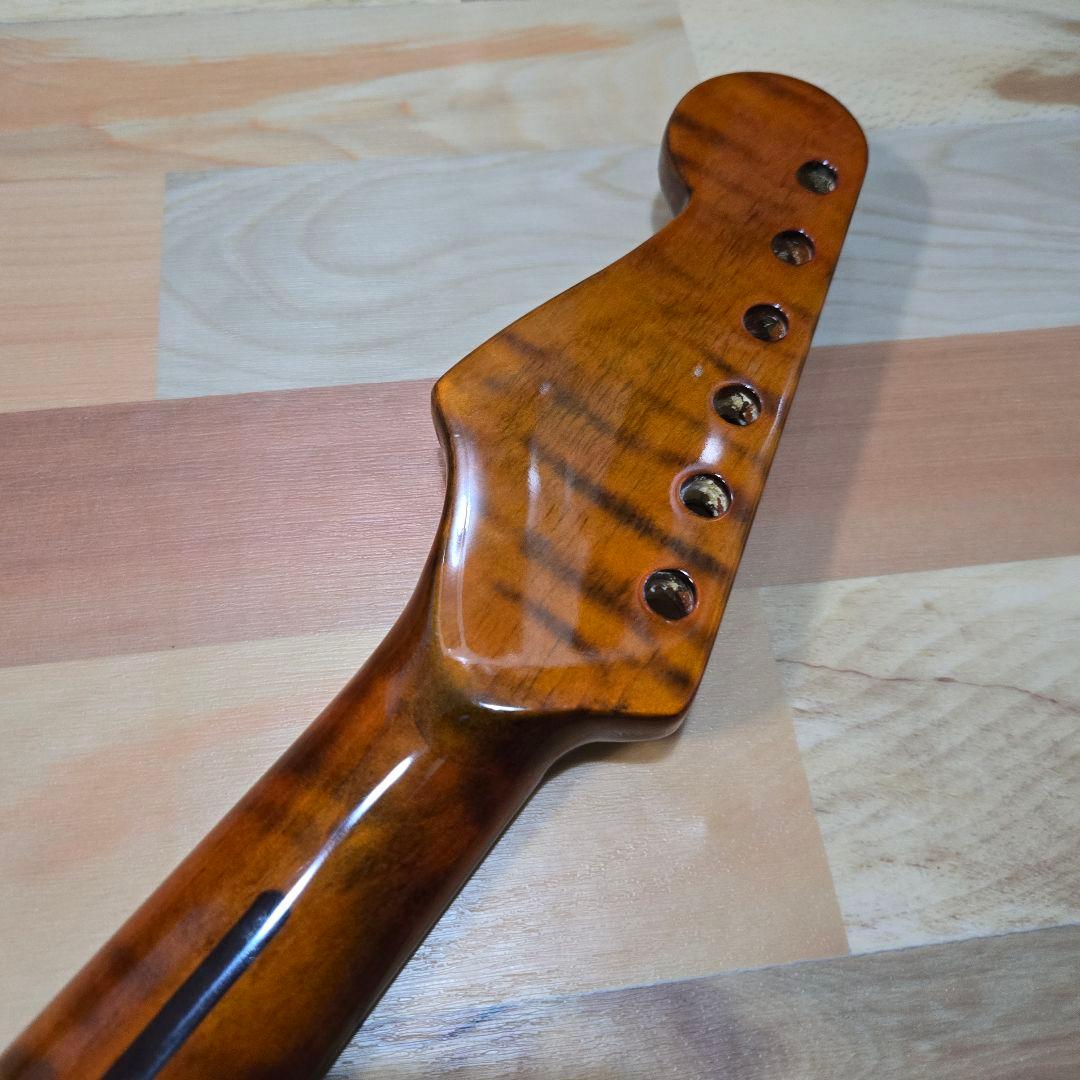 新品 ストラト用フレイムメイプル ギターネック 22F ローステッド