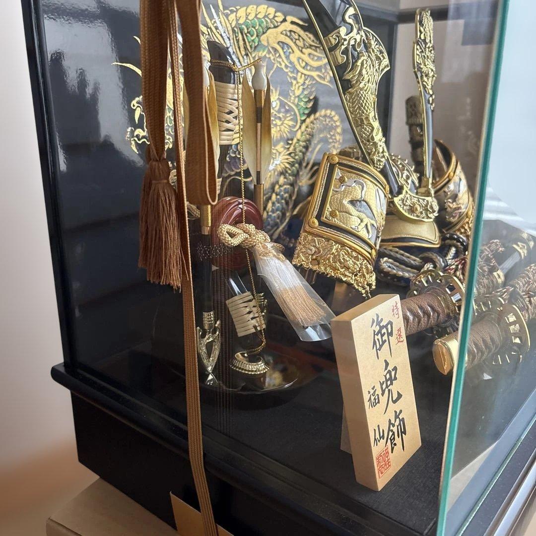 五月人形 金色の兜と刀 ガラスケース付き