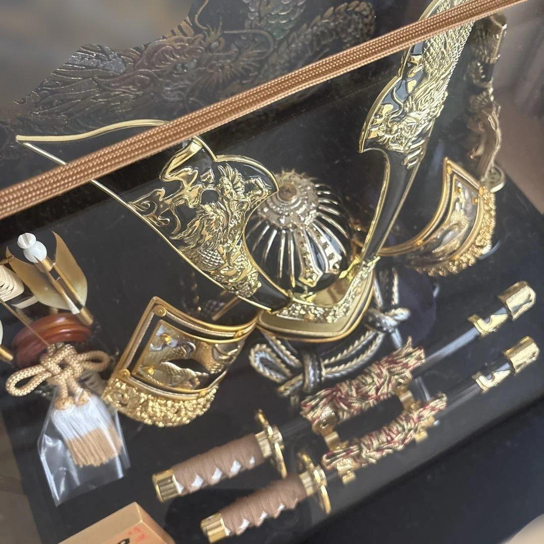 五月人形 金色の兜と刀 ガラスケース付き