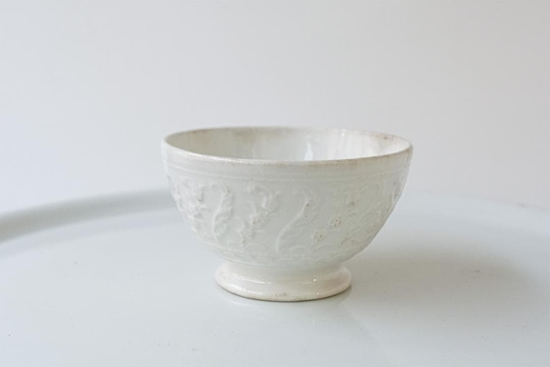 フランスアンティーク　19世紀　小花　レリーフ　ボウル　10.4cm