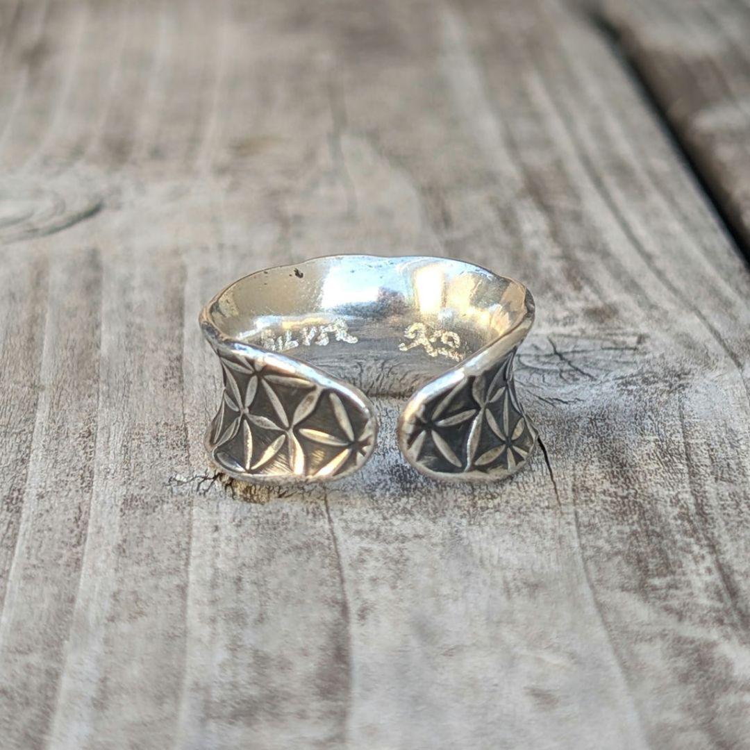 ハンドメイドのシルバーリング　インディアンジュエリー風　スタンプワーク