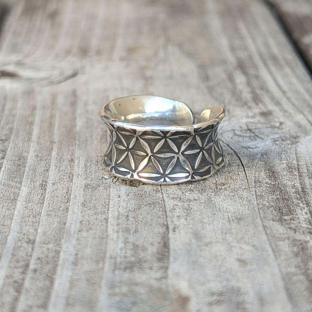 ハンドメイドのシルバーリング　インディアンジュエリー風　スタンプワーク