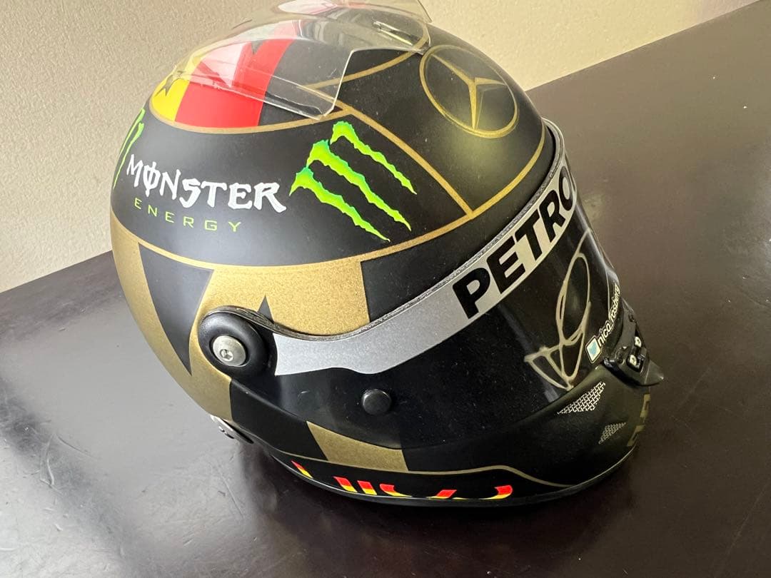 （美品）メルセデスF1 ニコロズベルグ直筆サイン入り1/2ヘルメット