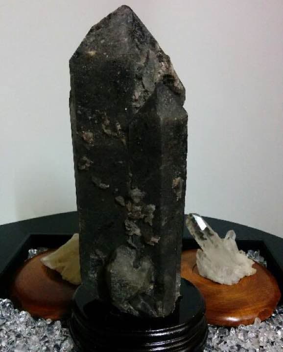 ★特選オンリー１★破邪✴魔除け【黒水晶♠レムリアンシード水晶六角柱】P付き♥