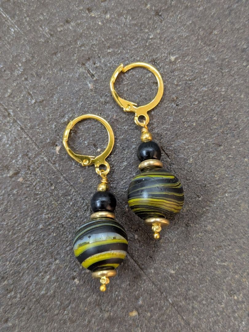 タイ山岳民族アンティークビーズと ボヘミアアンティークビーズのピアス。