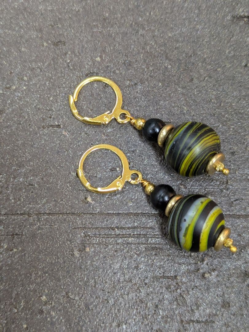 タイ山岳民族アンティークビーズと ボヘミアアンティークビーズのピアス。