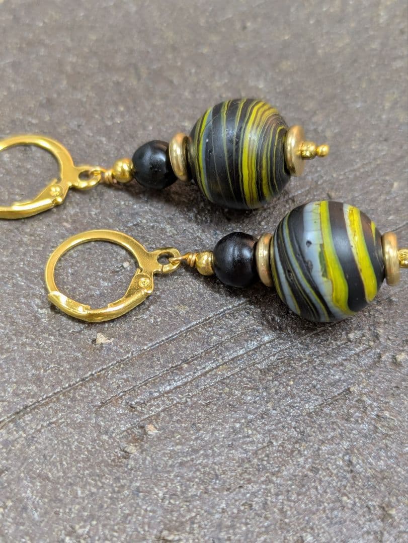 タイ山岳民族アンティークビーズと ボヘミアアンティークビーズのピアス。