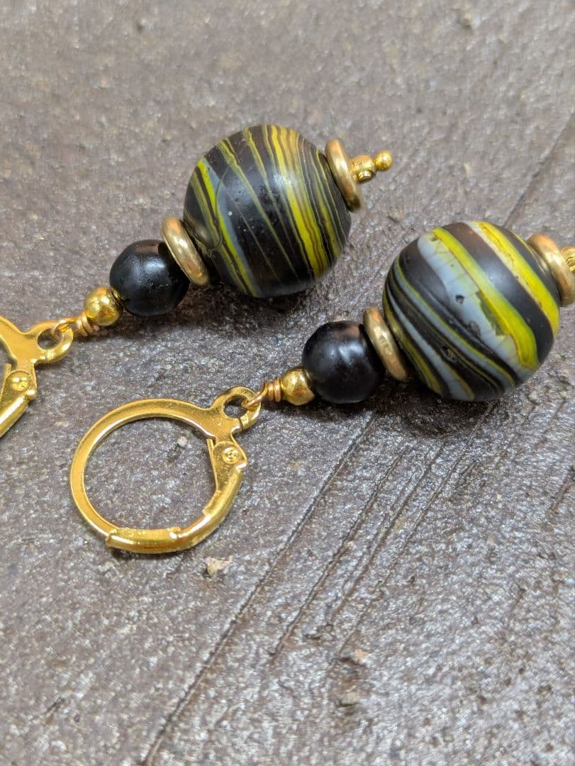 タイ山岳民族アンティークビーズと ボヘミアアンティークビーズのピアス。