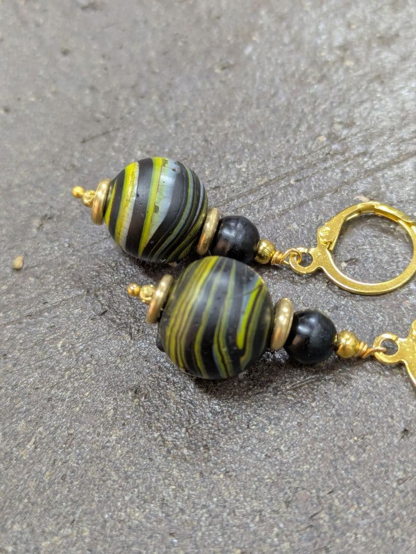 タイ山岳民族アンティークビーズと ボヘミアアンティークビーズのピアス。