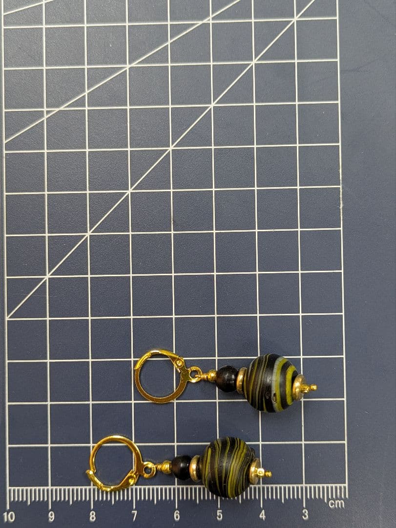 タイ山岳民族アンティークビーズと ボヘミアアンティークビーズのピアス。