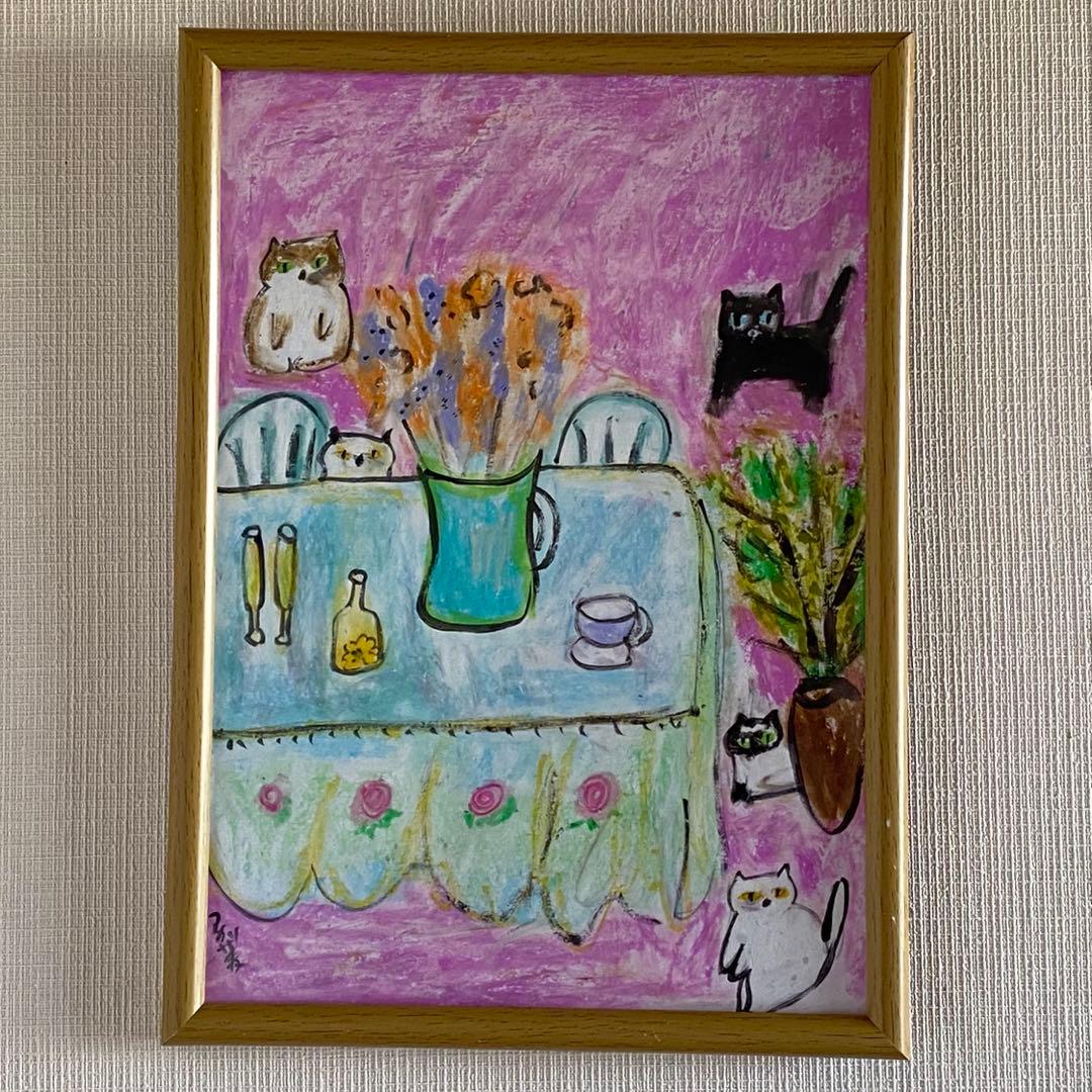 絵画 。手描き【猫たちはテーブルの周りで花瓶の中のきれいな花を見ている】