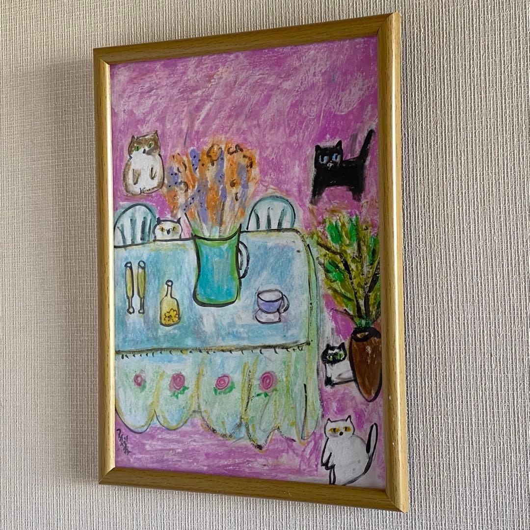 絵画 。手描き【猫たちはテーブルの周りで花瓶の中のきれいな花を見ている】