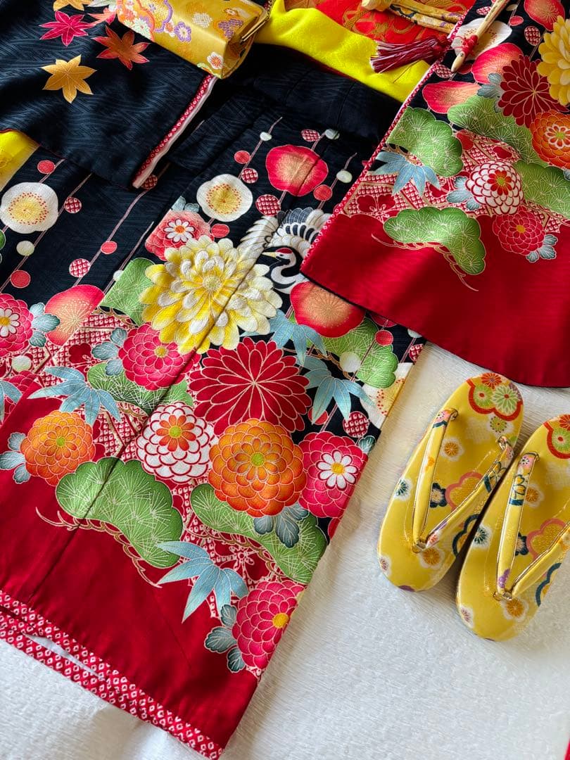 七五三に★京都　九重　黒地に鶴丸文と四季花々　アンティーク調　7歳着物セット