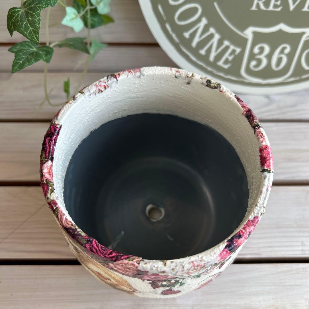 リメイク鉢 4号ふっくら丸鉢 白色たまごを抱いたうさぎさん とローズ