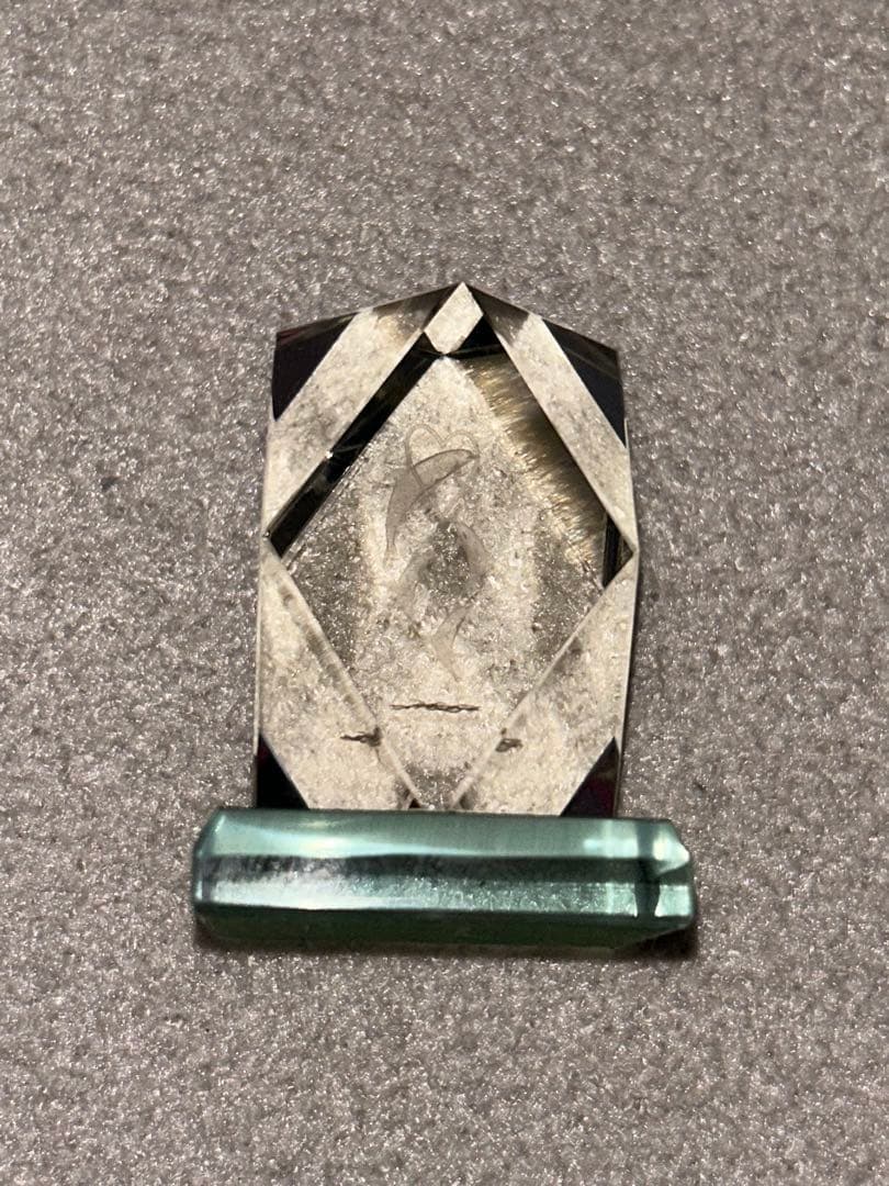 カラフルなクリスタル風置物