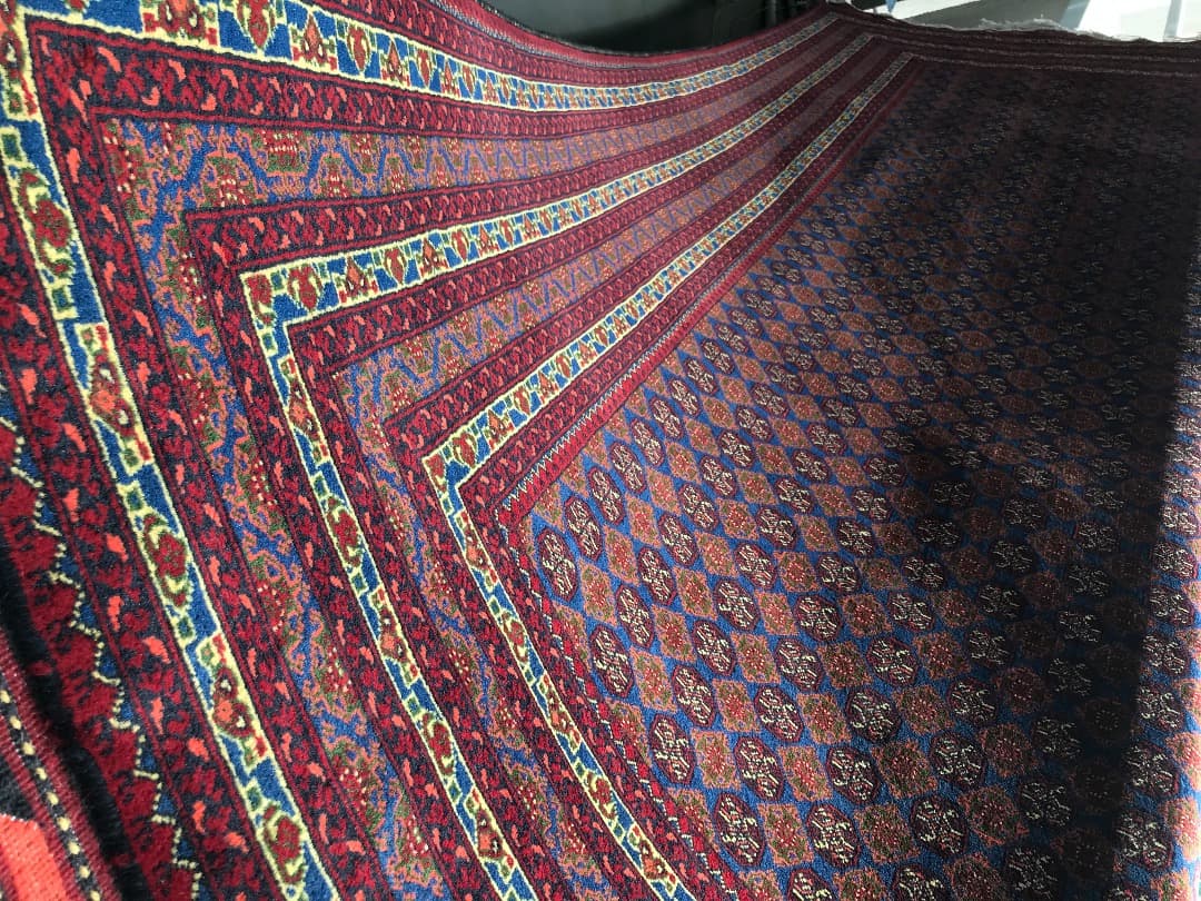 絨毯の女王ーホジャロシュナイ(274cm x 182cm)