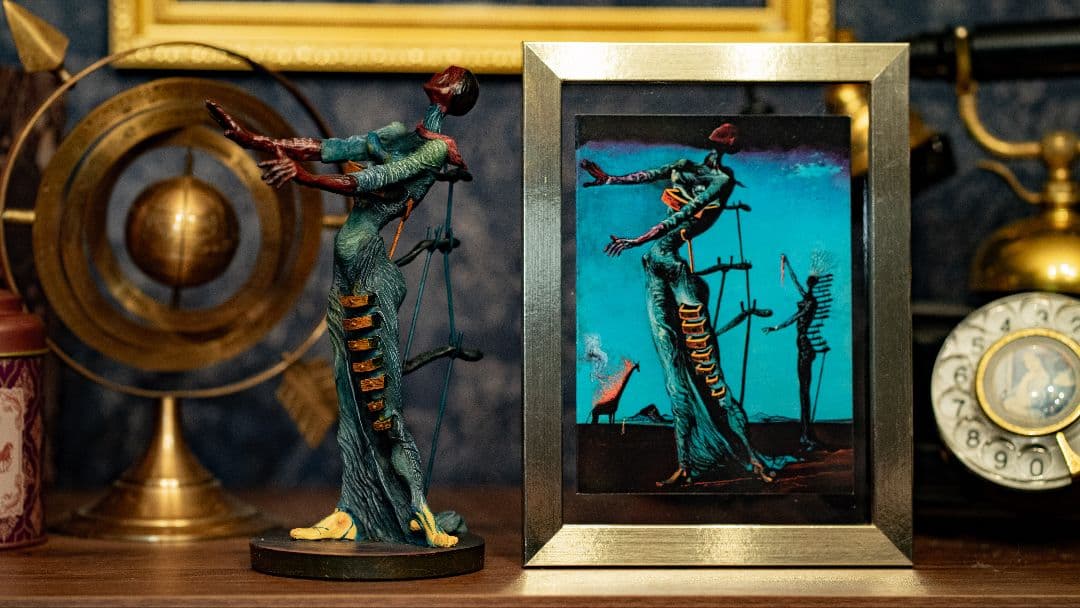 サルバドール・ダリ『燃えるキリン』フィギュア