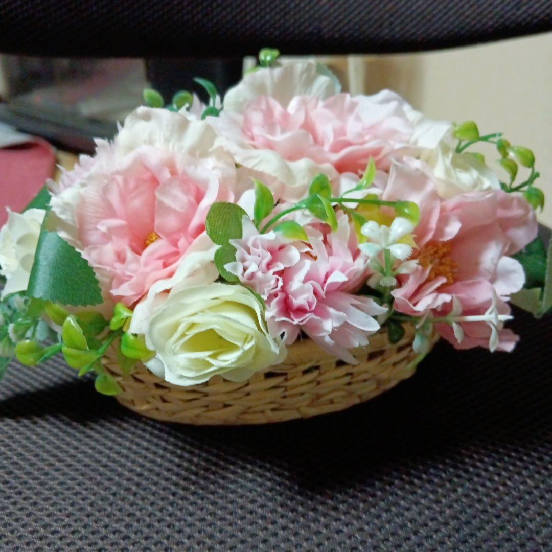 ちびねこ造花フラワーアレンジ　ピンクのフリルローズ　ミニ白薔薇など　卓上花