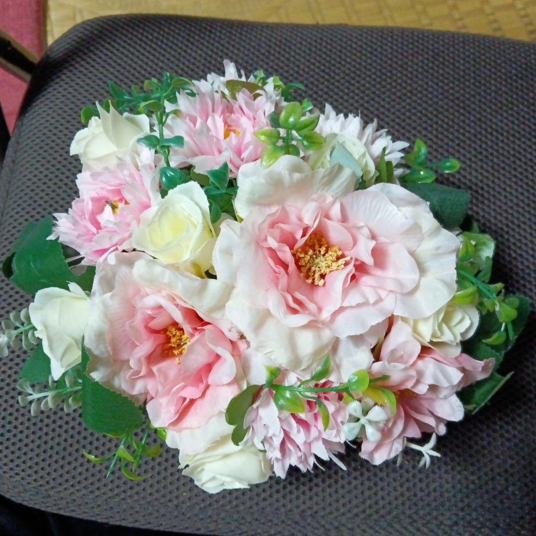 ちびねこ造花フラワーアレンジ　ピンクのフリルローズ　ミニ白薔薇など　卓上花