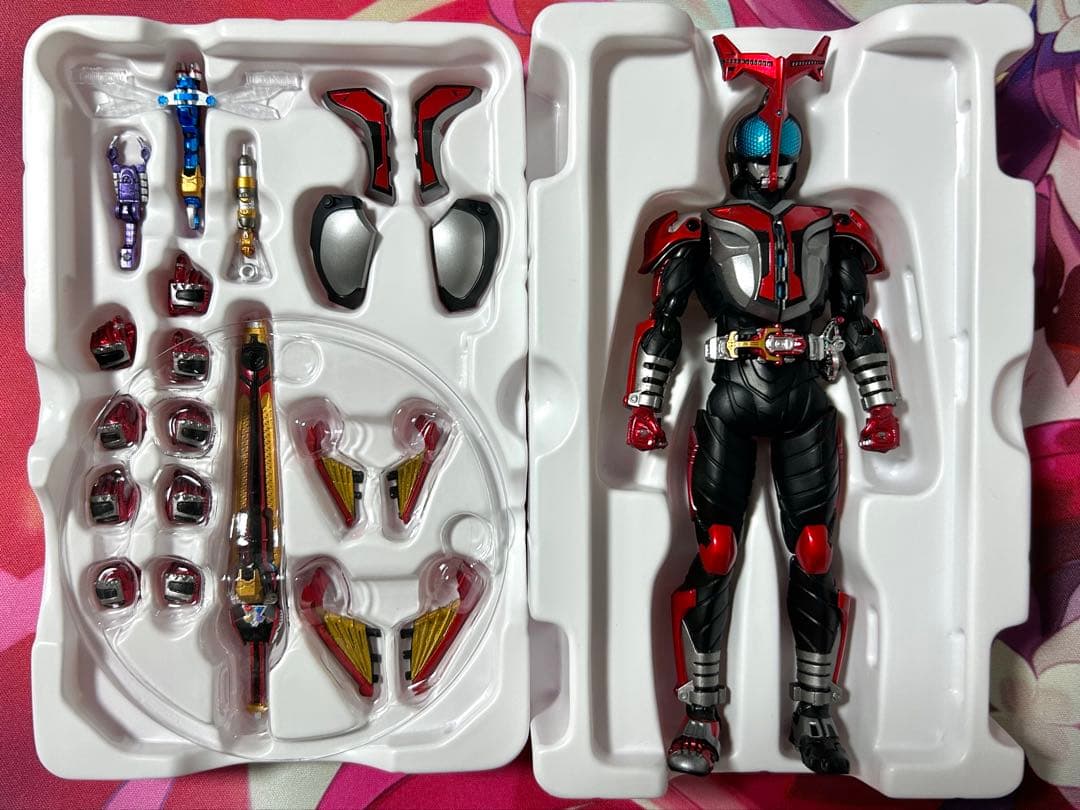 S.H.Figuarts（真骨彫製法）仮面ライダーカブトハイパーフォーム